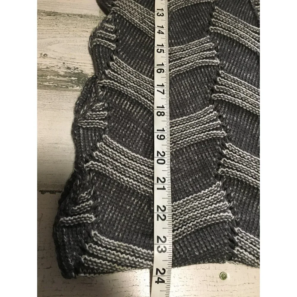 Grey white 10 1/2”x23 1/2” geometric patterned infinity scarf